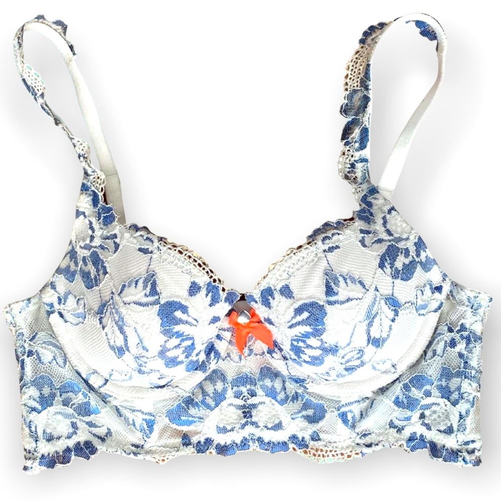 Feminine White and Blue Lace Victoria’s Secret Bra 32B